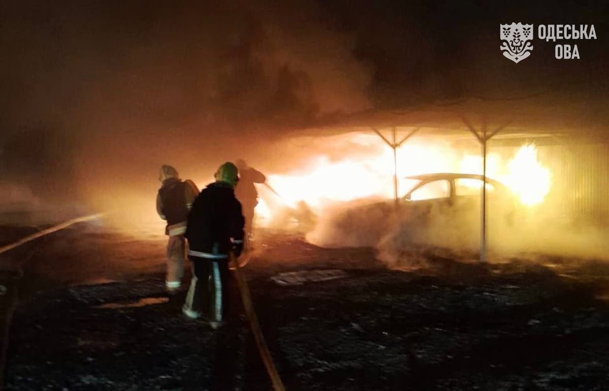 Одещина: через ворожу атаку згоріли 14 авто, пошкоджено притулок для тварин