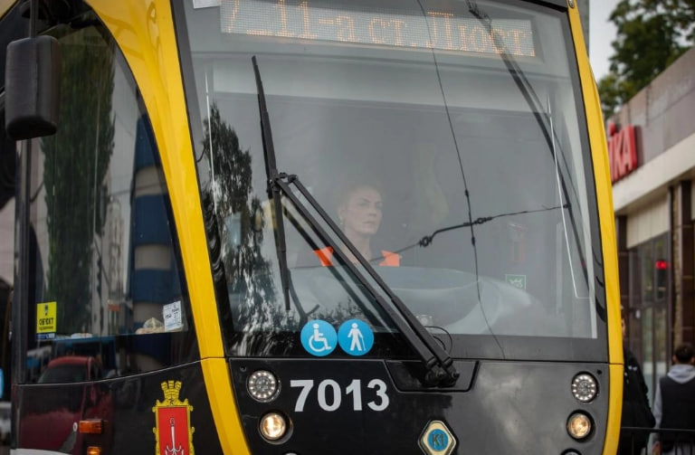 In Odessa sind wieder Mehrsektionstramwagen auf der Strecke Nr. 7 unterwegs.