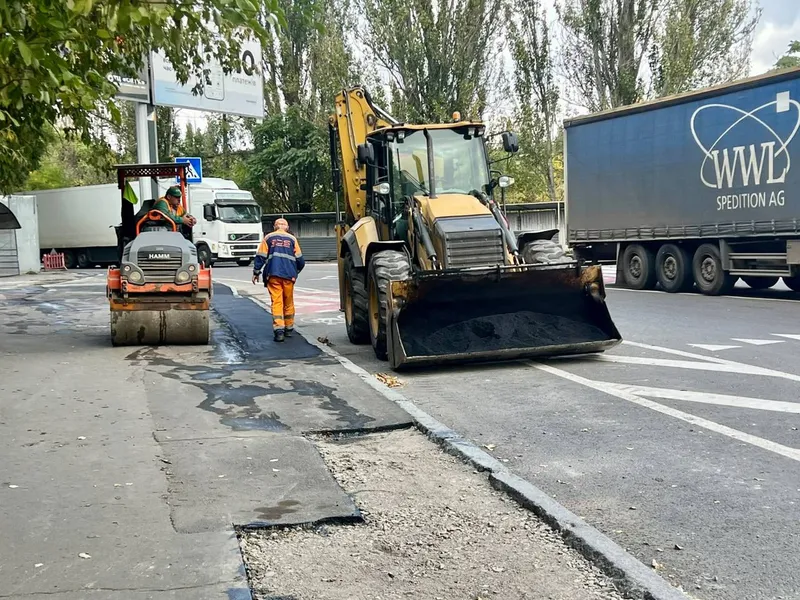 In Odessa werden die Gehwege auf der Straße Akademika Zabolotnogo repariert.